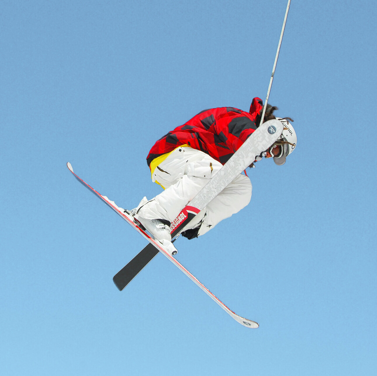 Skifahrer im Sprung Skifahrer macht Kunststück in der Luft