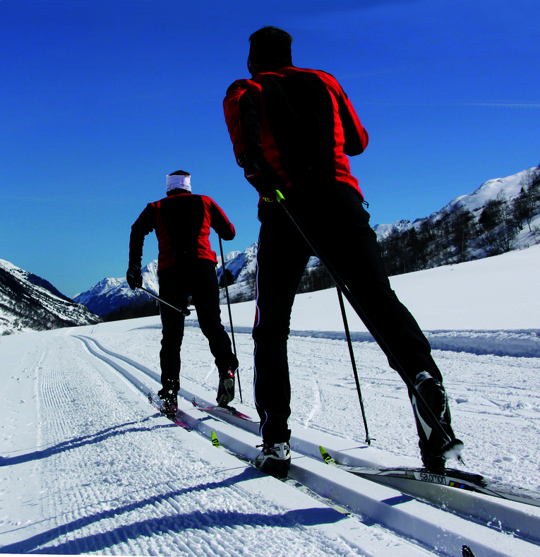 Langlaufen Klassisch Zwei klassische Langläufer auf gespurter Loipe