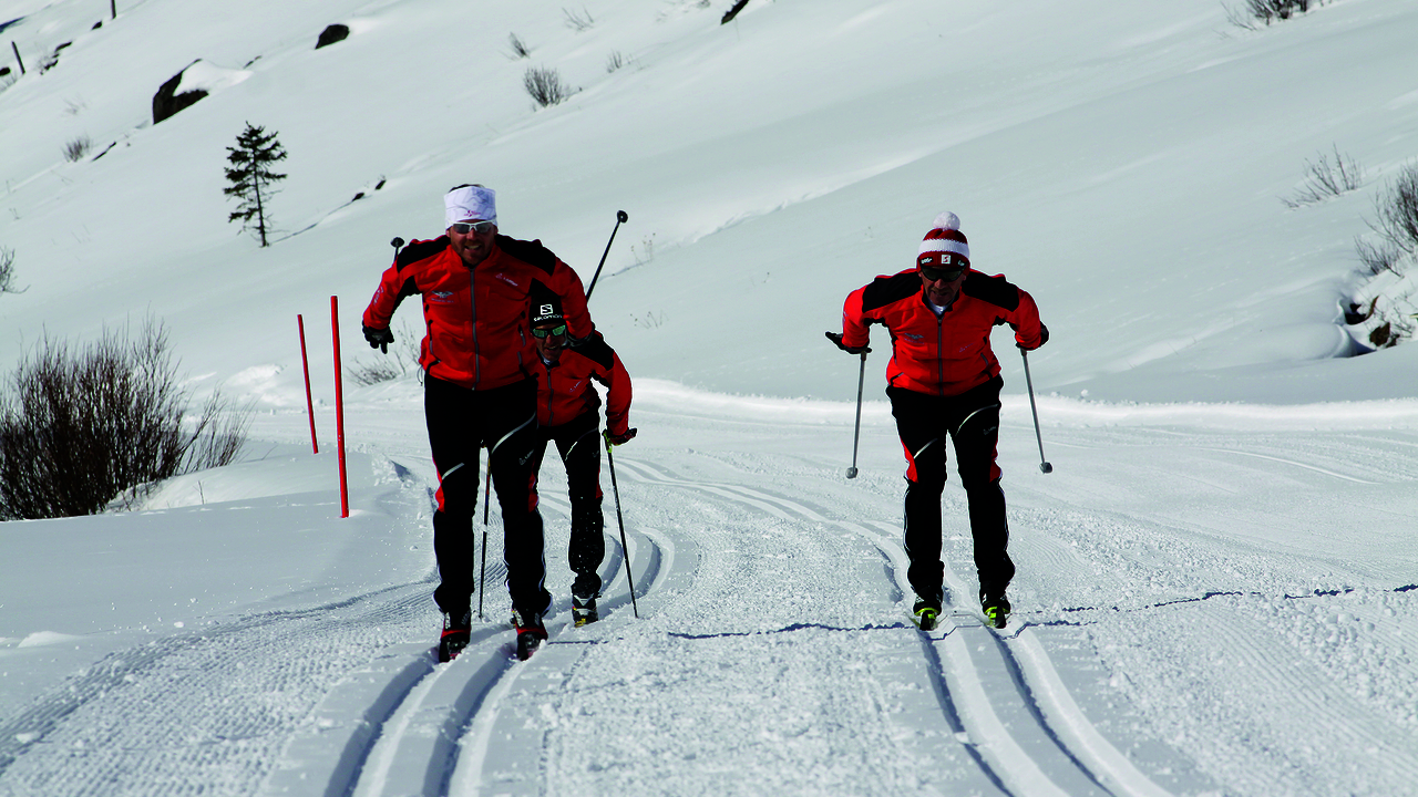 Langlaufen Klassisch klassische Langläufer auf gespurter Loipe