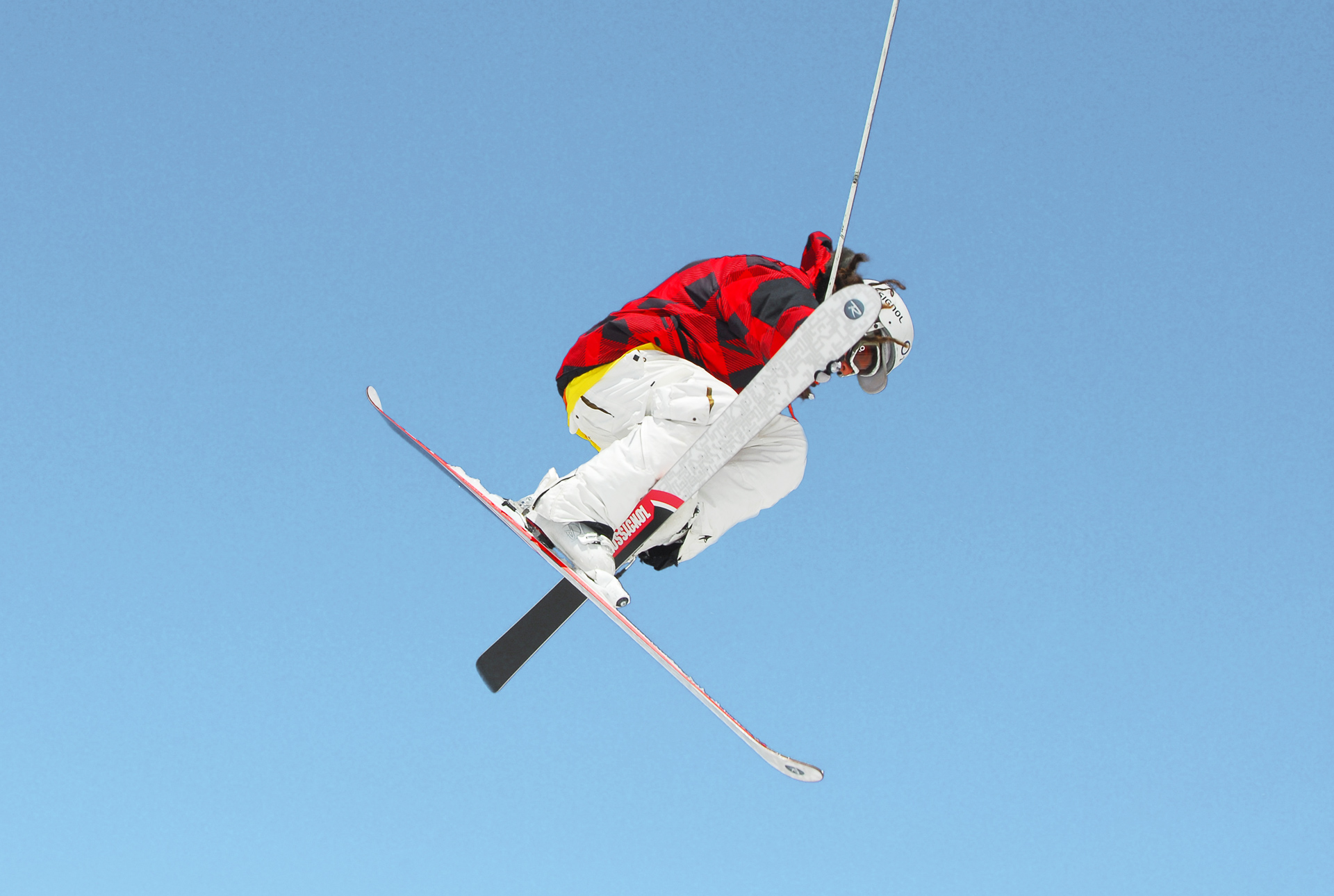 Skifahrer im Sprung Skifahrer macht Kunststück in der Luft