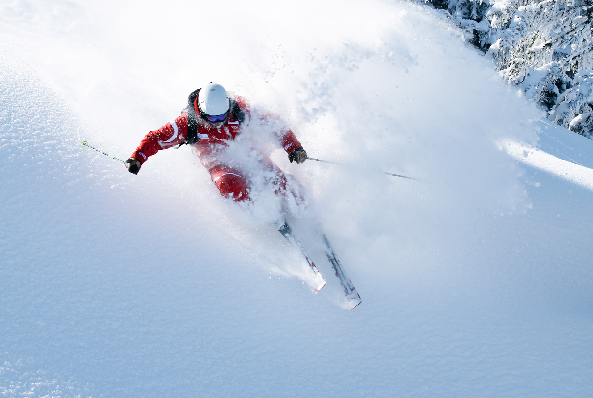 Skifahrer im Tiefschnee