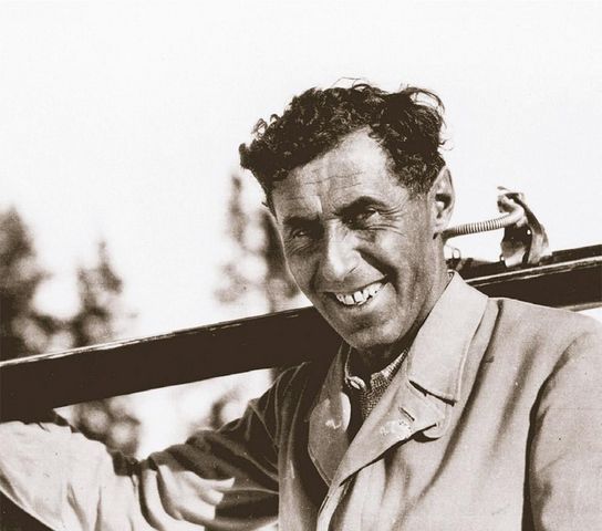 Die ersten Skikurse Mann mit Skiern auf der Schulter